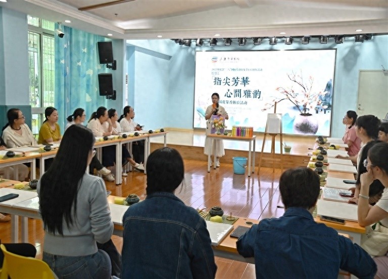 市图书馆插花篆香活动，带你体验指尖芳菲心间雅韵的奇妙之旅