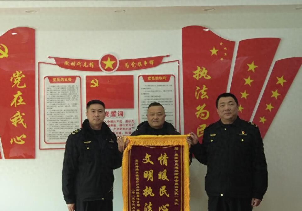 白血病患者接送难题如何解决？执法人员暖心举动感动无数人  第1张