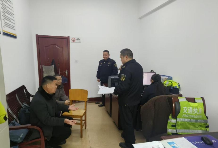 白血病患者接送难题如何解决？执法人员暖心举动感动无数人  第2张
