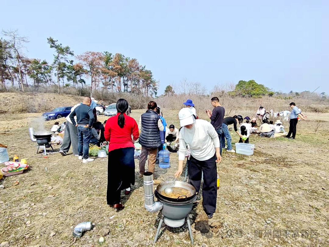 春日踏青，女职工如何在水库边展现独特风采？  第2张