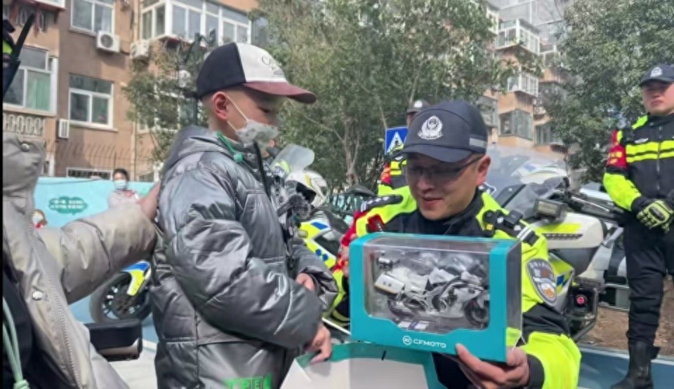 8岁抗癌小英雄圆梦济南街头，交警阿姨们为他做了什么特别的事？  第1张