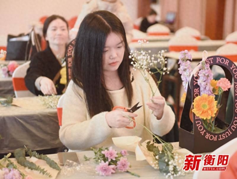 兴业银行衡阳分行举办三八节插花与汉服拍照活动，你感受到了传统文化的魅力吗？