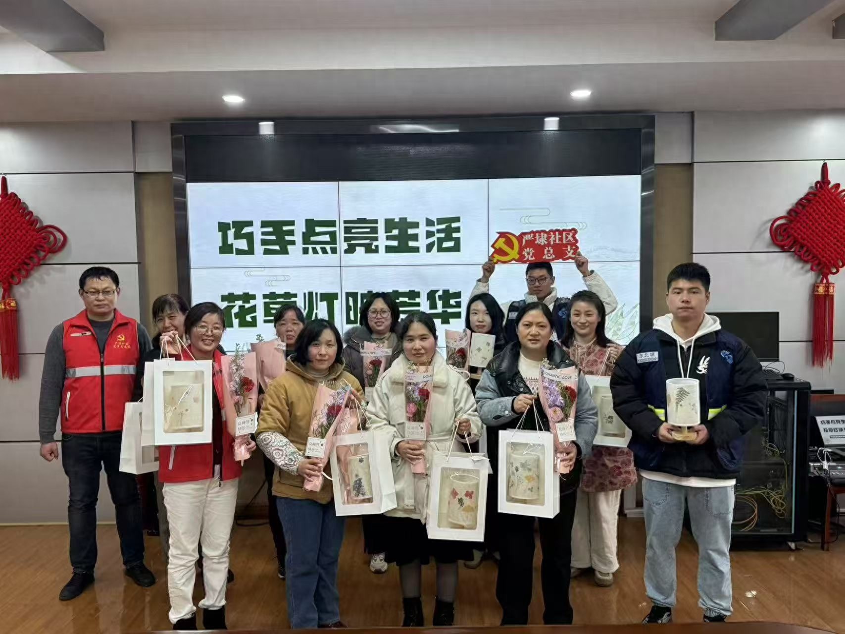 严埭社区妇女节活动：巧手制作干草花台灯，如何点亮你的生活？
