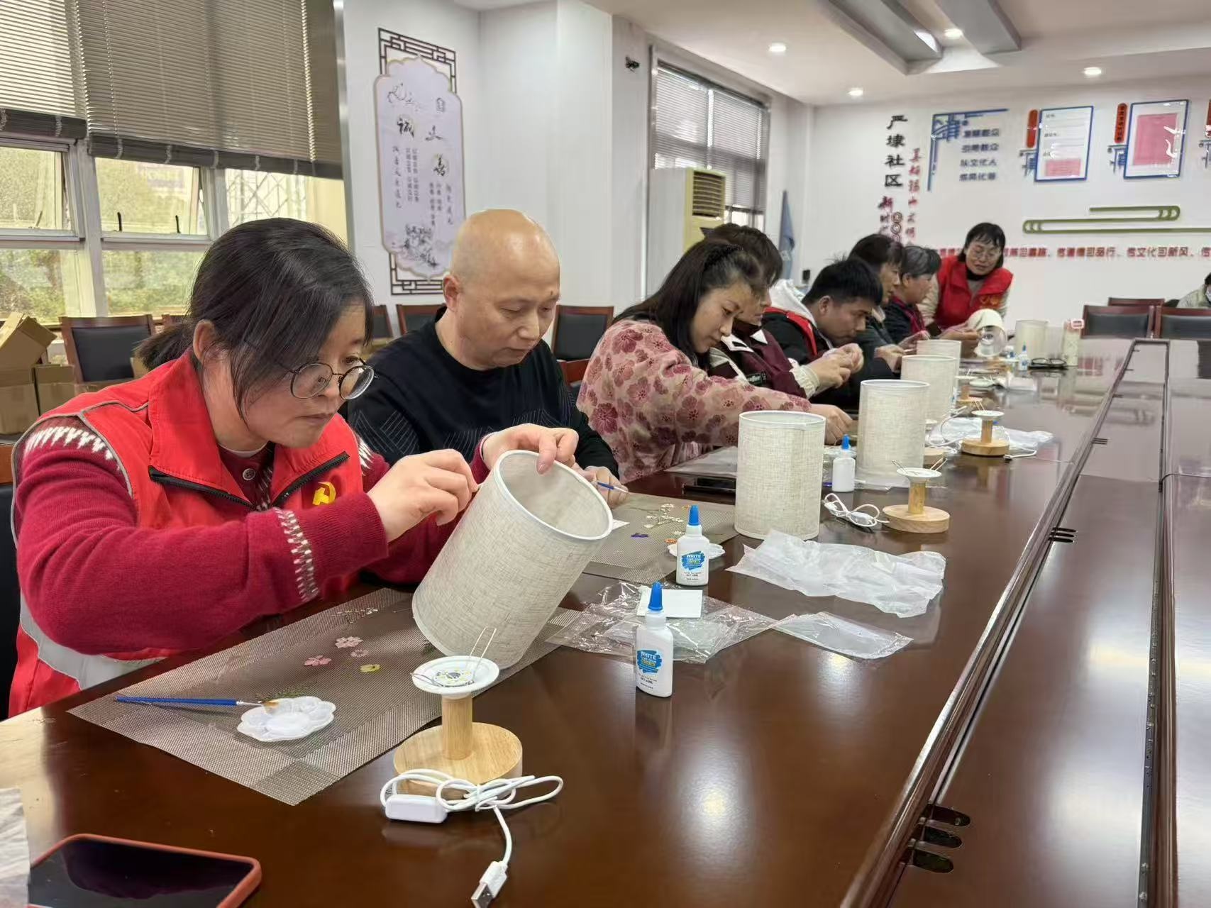 严埭社区妇女节活动：巧手制作干草花台灯，如何点亮你的生活？  第2张