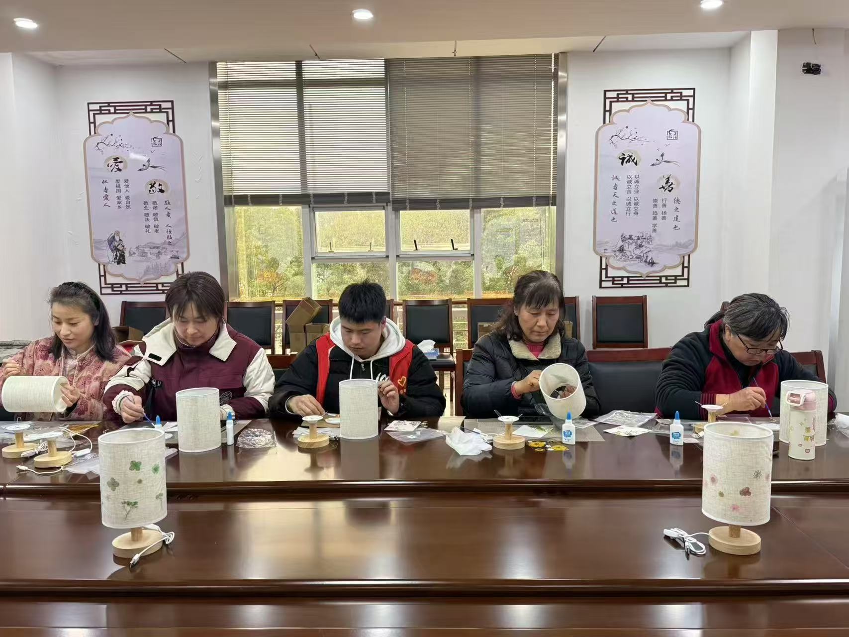 严埭社区妇女节活动：巧手制作干草花台灯，如何点亮你的生活？  第4张