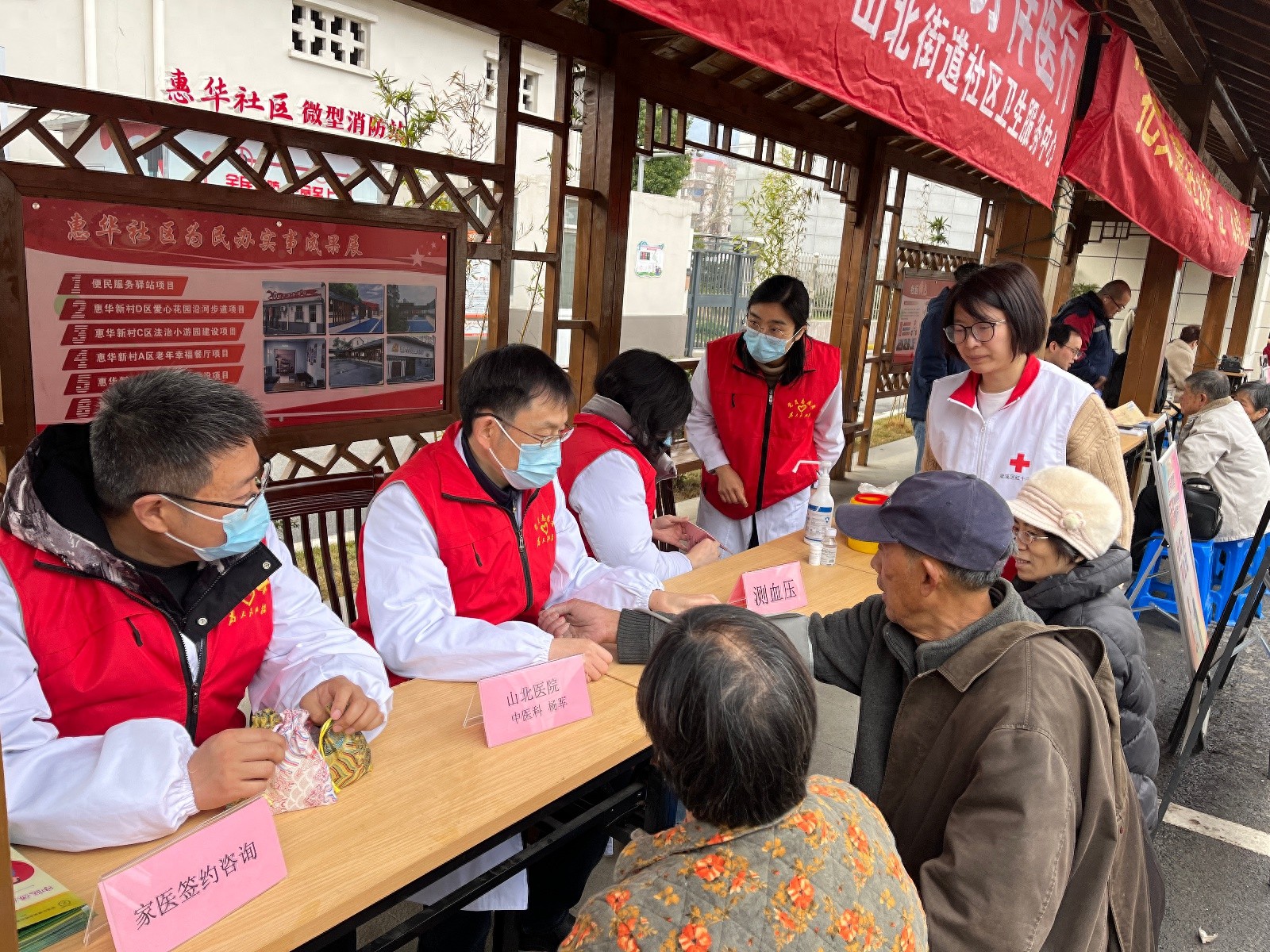 学雷锋日义诊活动大受欢迎！你还在等什么，快来体验这份温暖关怀