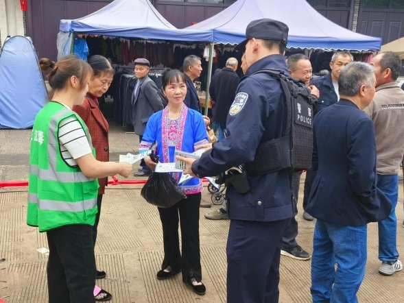 丹洲镇禁毒宣传进社区，你知道怎么做的吗?  第2张