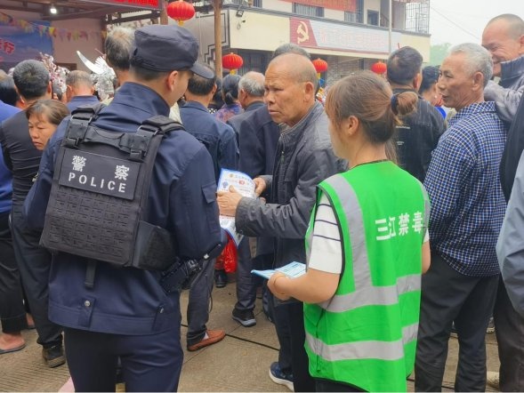 丹洲镇禁毒宣传进社区，你知道怎么做的吗?  第3张