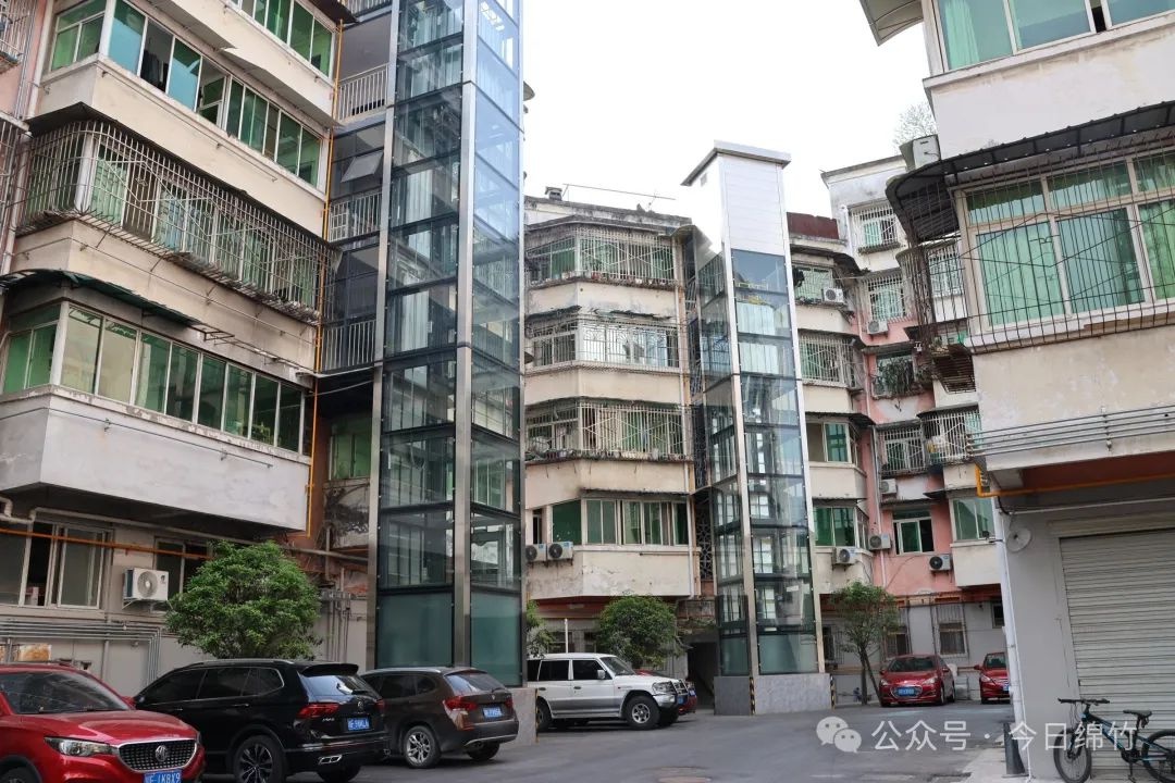 告别爬楼时代！绵竹市加装电梯让居民一键直达幸福，你家小区跟上了吗？  第2张