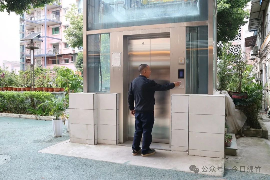 告别爬楼时代！绵竹市加装电梯让居民一键直达幸福，你家小区跟上了吗？  第4张