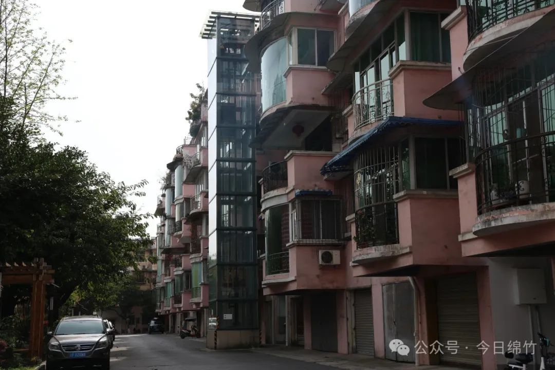 告别爬楼时代！绵竹市加装电梯让居民一键直达幸福，你家小区跟上了吗？  第6张