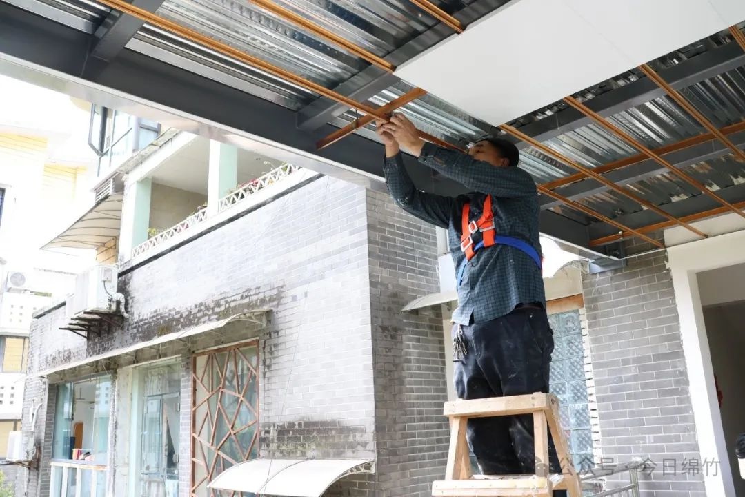 告别爬楼时代！绵竹市加装电梯让居民一键直达幸福，你家小区跟上了吗？  第8张