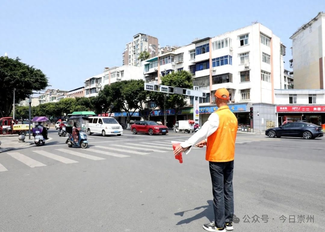 橙色守护者上岗！62岁老人如何让城市交通焕发新生？