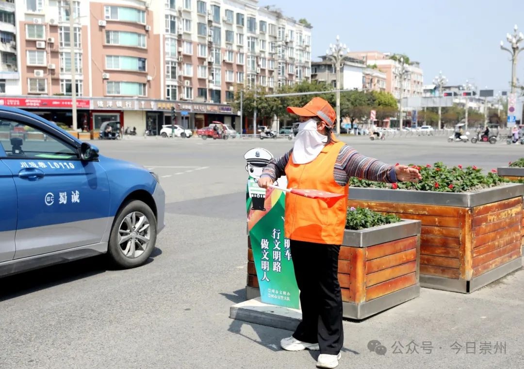 橙色守护者上岗！62岁老人如何让城市交通焕发新生？  第2张
