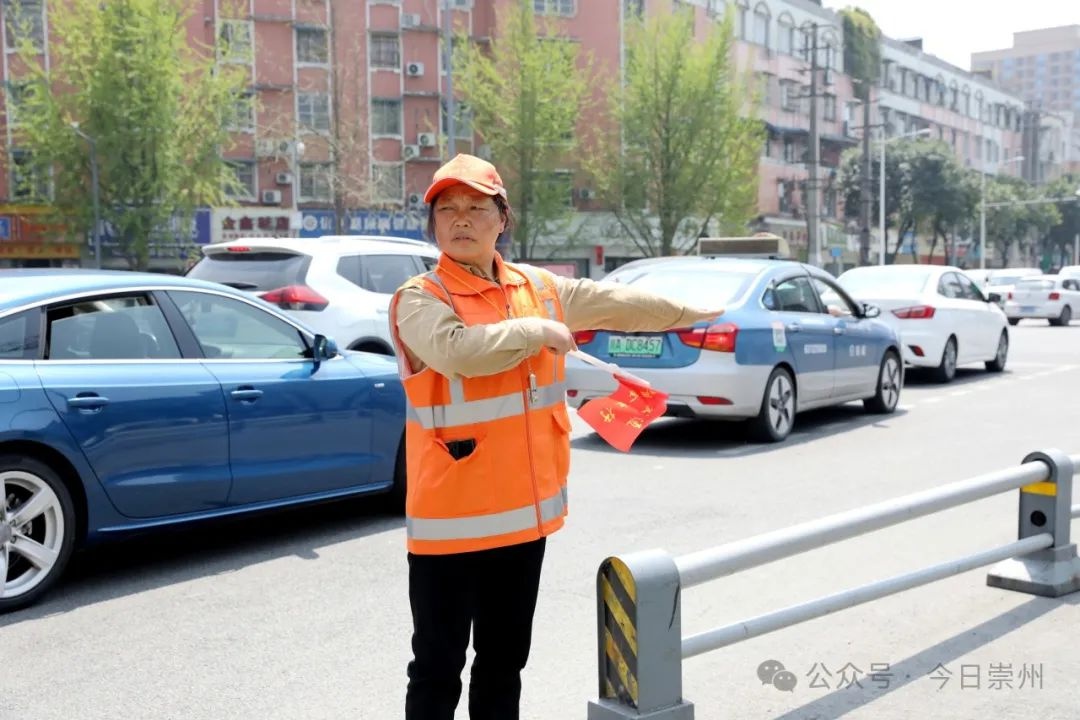 橙色守护者上岗！62岁老人如何让城市交通焕发新生？  第3张