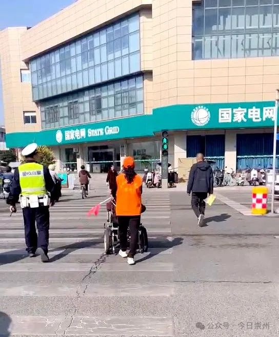 橙色守护者上岗！62岁老人如何让城市交通焕发新生？  第4张