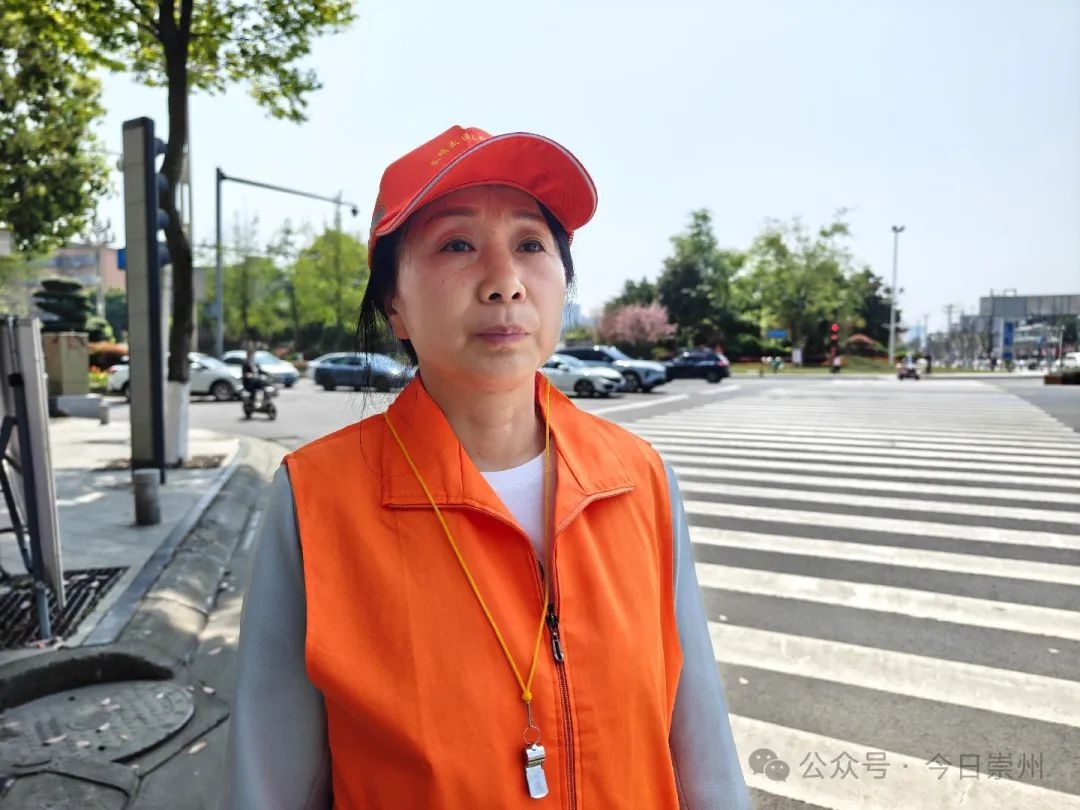橙色守护者上岗！62岁老人如何让城市交通焕发新生？  第5张