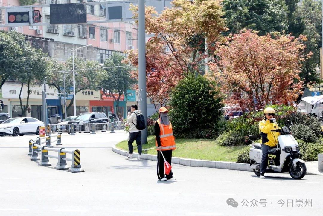 橙色守护者上岗！62岁老人如何让城市交通焕发新生？  第7张