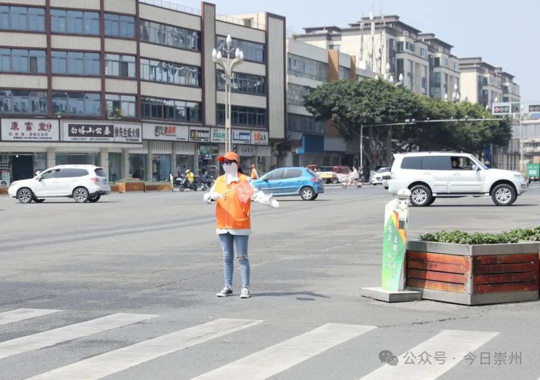 橙色守护者上岗！62岁老人如何让城市交通焕发新生？  第9张