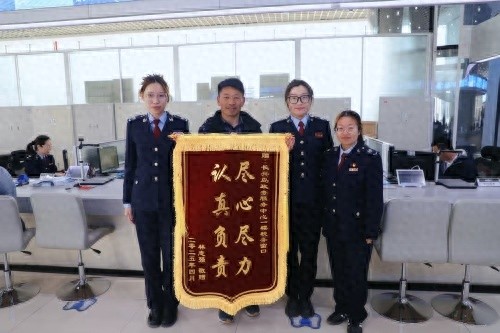 法拍房过户太复杂？税务人员一对一辅导，纳税人感动送锦旗  第1张