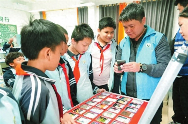 警惕！这些‘糖果’竟是毒品？温泉小学惊现高仿真毒品模型，你的孩子安全吗？