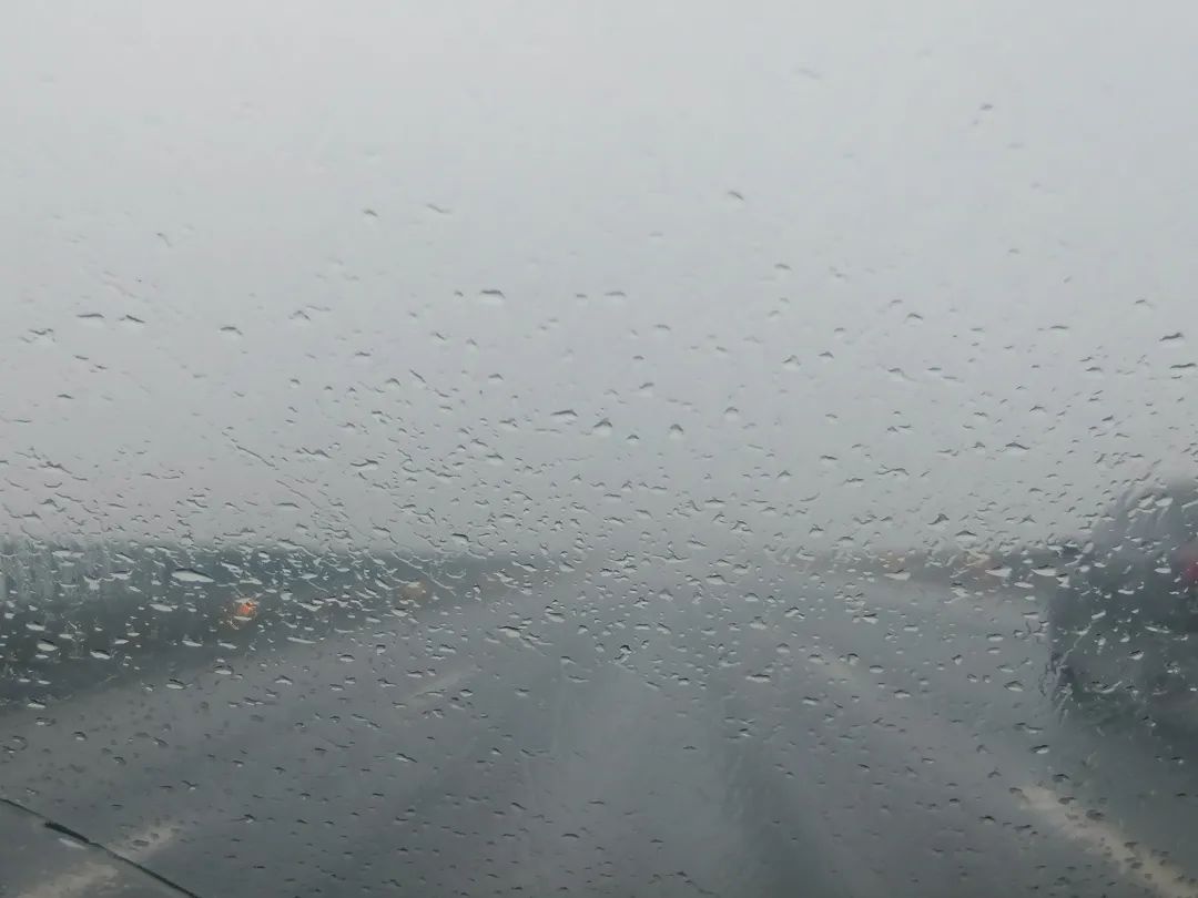 贵阳贵安今夜暴雨+冰雹+雷暴！气温骤降10℃，你准备好了吗？