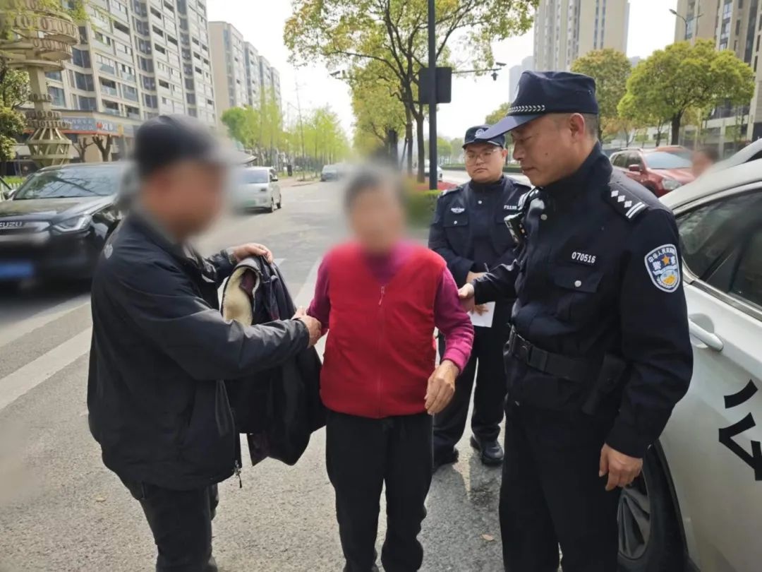 暖心！民警温情守护迷路老人，一句我们送您回家感动无数人  第2张