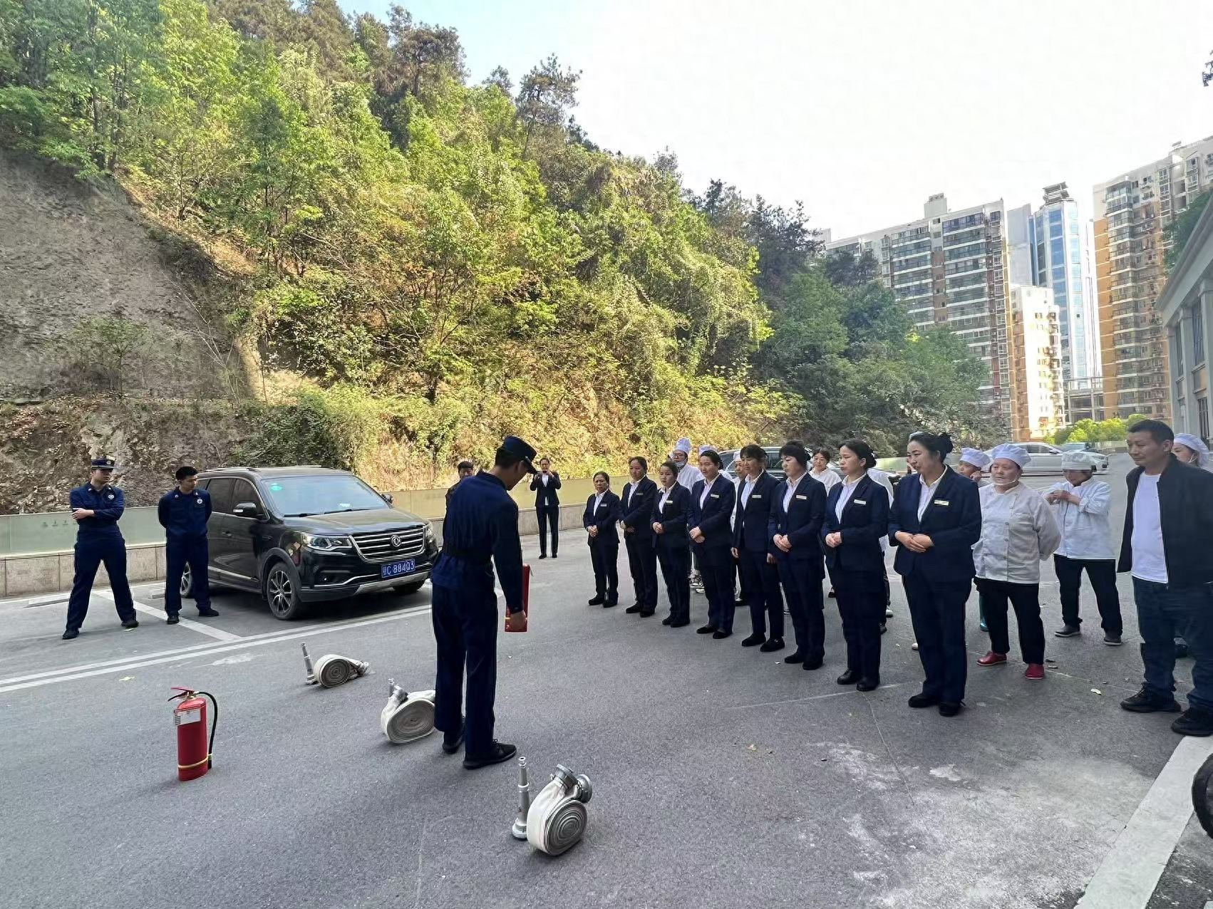 食堂突发火灾怎么办？这场实战演练教你关键时刻如何自救