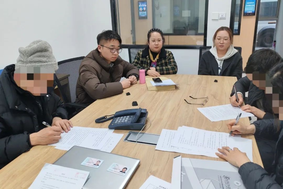 装修公司三次放鸽子！90天完工承诺变半年空房，这对夫妻为何如此愤怒？