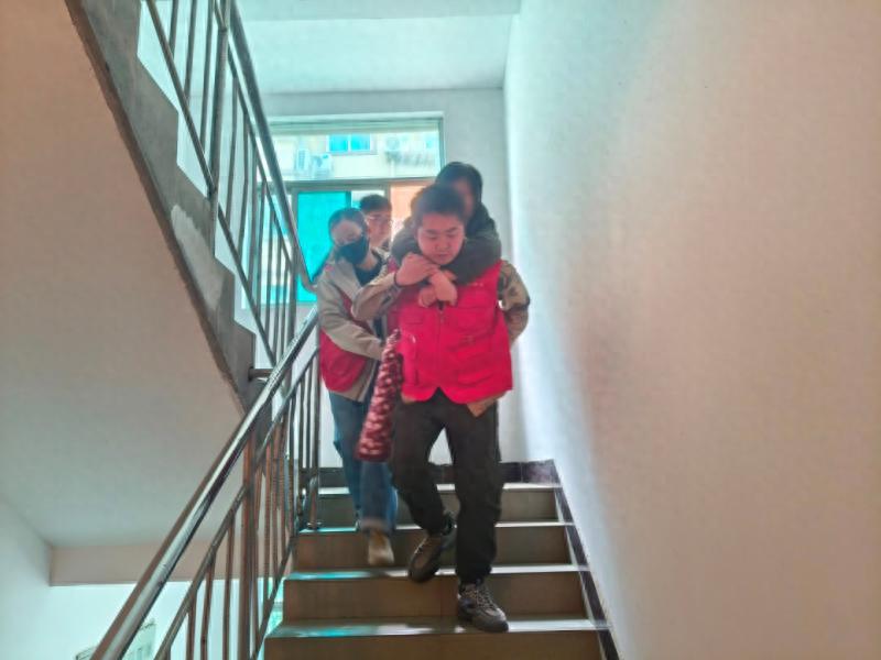 16人担架队两年如一日背尿毒症患者上下楼，这样的社区服务你见过吗？