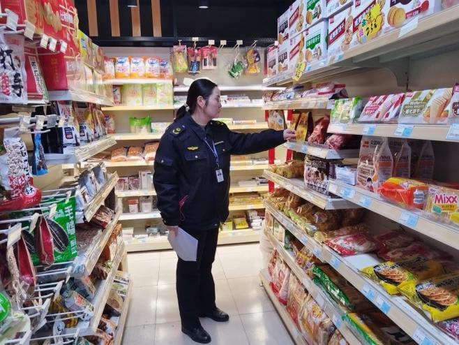 南京六合区如何守护师生舌尖安全？三查三看筑牢食品安全防线  第3张