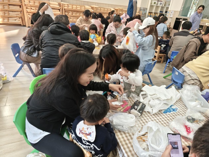 非遗扎染竟让幼儿园小朋友惊叹连连！布里生花如何点亮七彩童年？  第2张