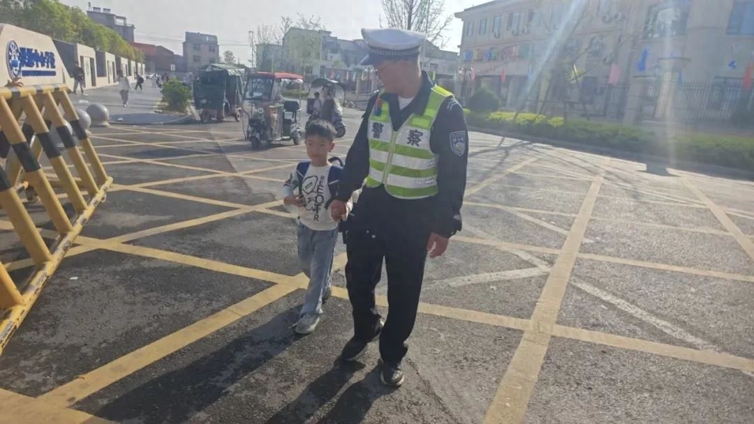 交警护学岗上线，学校门口不再堵！你家孩子的安全有保障了吗？  第1张