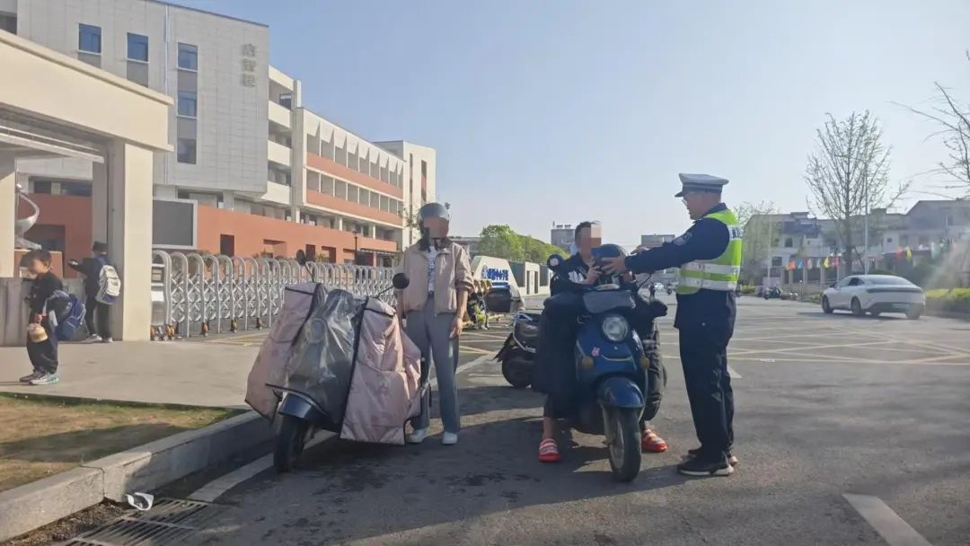 交警护学岗上线，学校门口不再堵！你家孩子的安全有保障了吗？  第2张