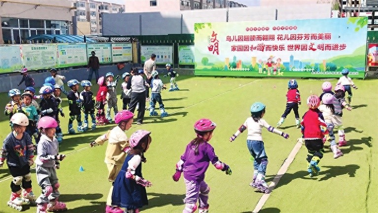 幼儿园萌娃轮滑玩出新花样！社区广场变身第二操场，你家孩子参加了吗？