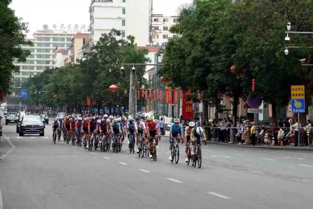 乐东公安如何为国际自行车赛保驾护航？揭秘114公里赛道背后的守护者  第2张