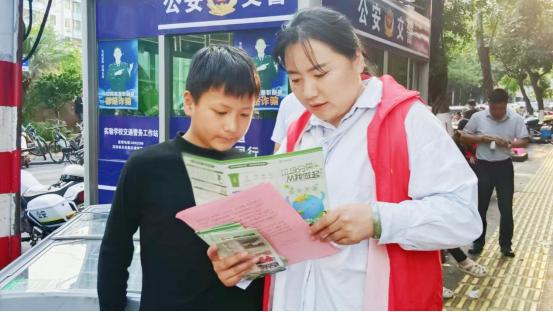 老县委家属院变垃圾场？学生随手一扔，志愿者紧急出动  第2张