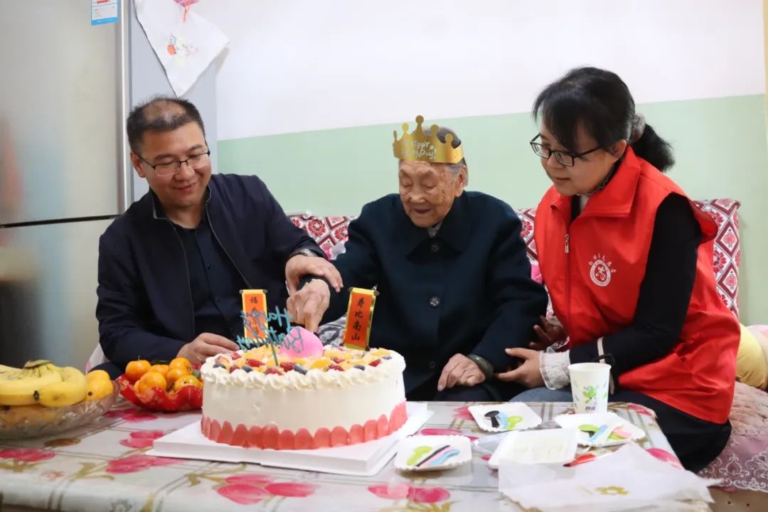 社区为百岁老人举办生日会！你所在的社区能做到吗?  第2张