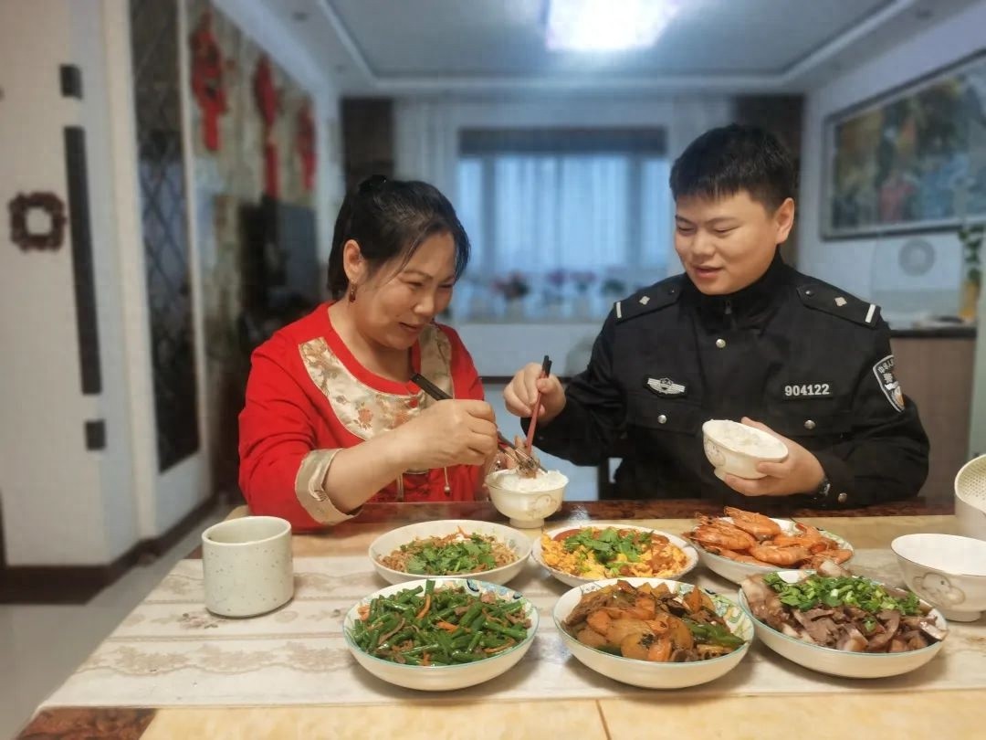 警察妈妈与女警子女，双重角色下的坚守与奉献？你了解多少  第1张