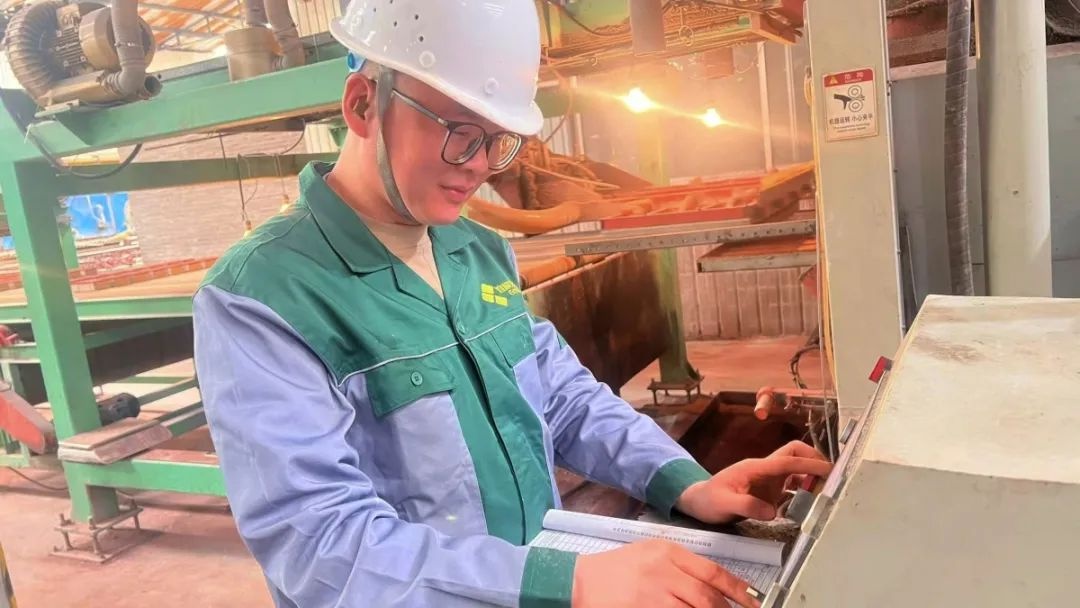 16 年坚守压砖机岗位！赵庆如何雕琢工业艺术品成劳模？