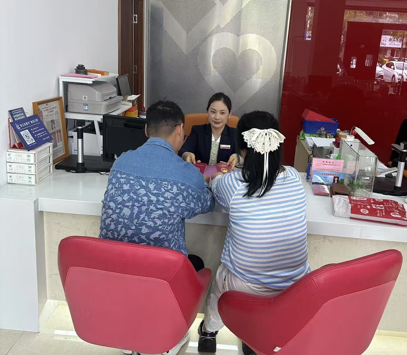 5月10日婚姻登记全国通办首日！情侣装鲜花秀恩爱，你知道吗？  第2张