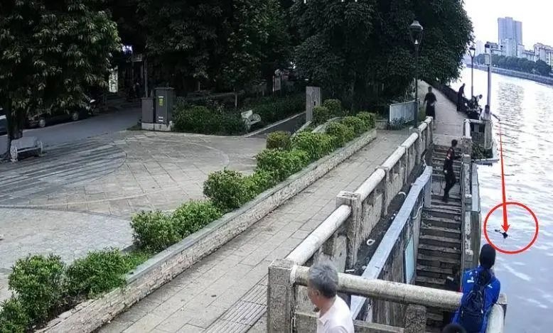 韶关老人落水危机时刻！钓鱼佬竟用绳钩成功营救？你敢信  第2张