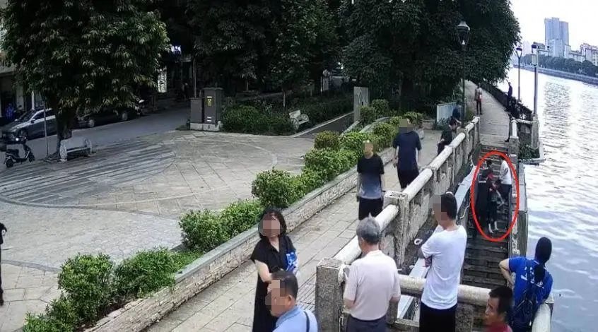 韶关老人落水危机时刻！钓鱼佬竟用绳钩成功营救？你敢信  第3张