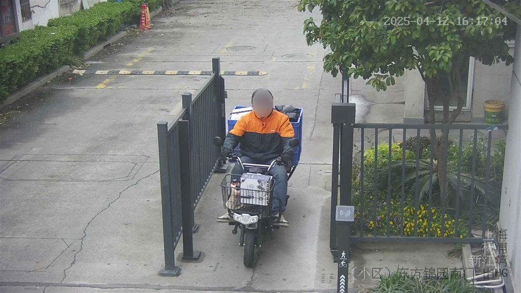 上海静安警方破获冒充快递员盗窃案！他逆向装货破绽百出，家中竟囤60余件未销赃快递？  第2张