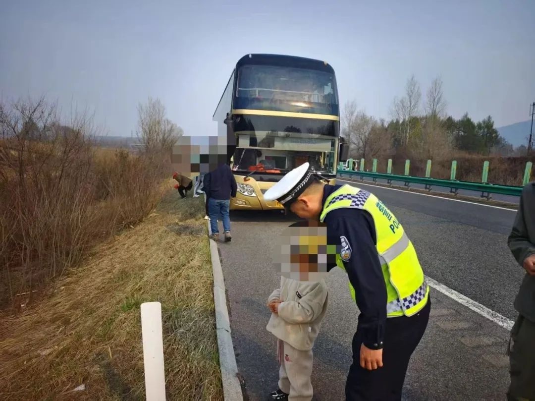 突发！珲乌高速客车油管脱落，民警紧急护送乘客？  第2张