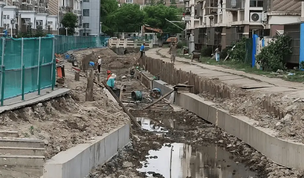 宝虹家园河道恶臭难忍，居民生活受困！2025年能否迎来清新改变？