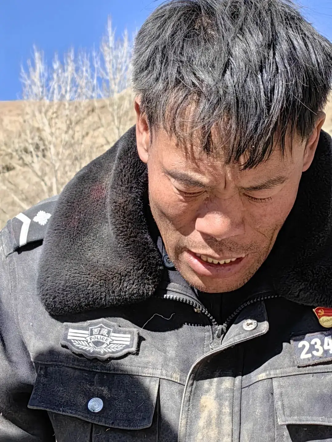 地震夺走儿女生命，辅警伦珠为何选择坚守救援一线？感人至深  第2张