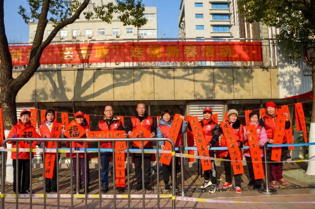 武汉江滩年味浓！78岁崔爷爷为何选中这幅春联？快来看看