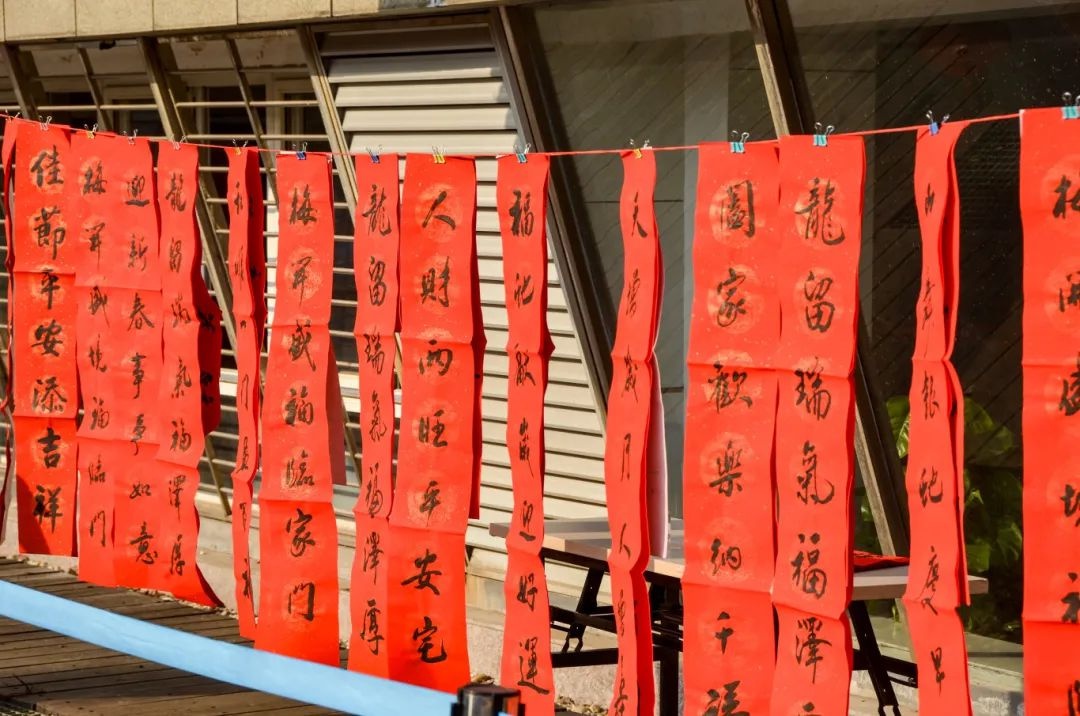 武汉江滩年味浓！78岁崔爷爷为何选中这幅春联？快来看看  第2张