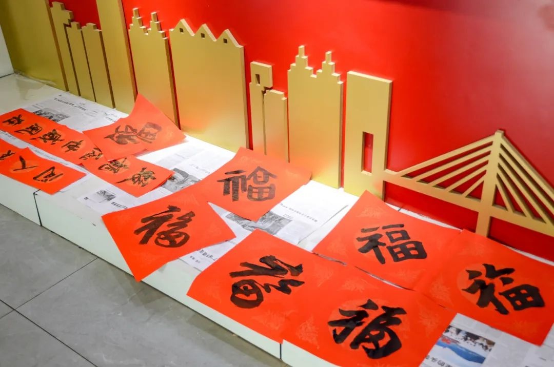 武汉江滩年味浓！78岁崔爷爷为何选中这幅春联？快来看看  第3张